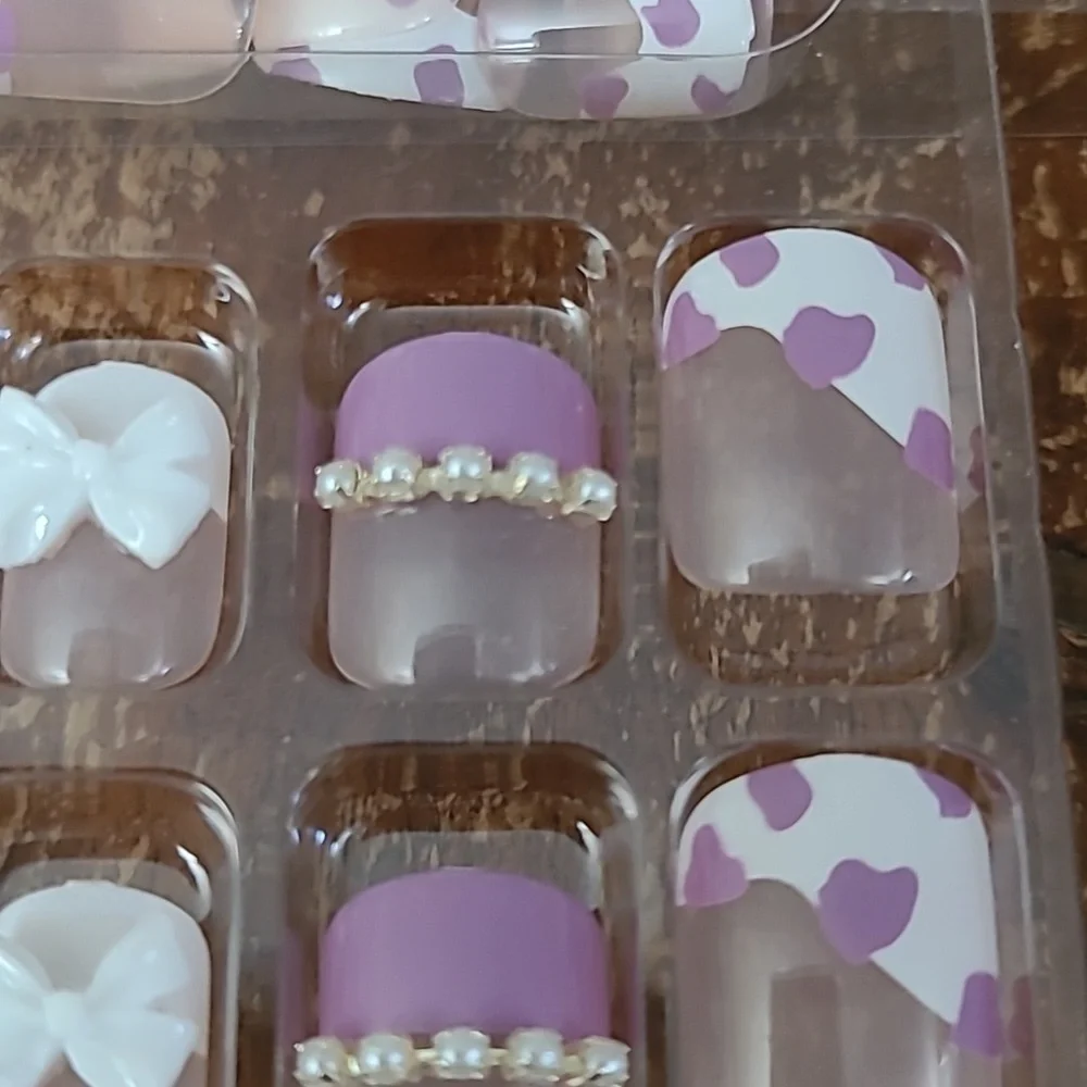 2/$16 Pearls & Bows Press on Nails